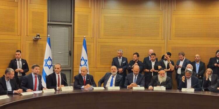 ישיבת הקואליציה לקראת ההצבעה על התקציב, לפני כשנה נתניהו בהצבעה על התקציב: "אנחנו מפתיעים בכל פעם מחדש"