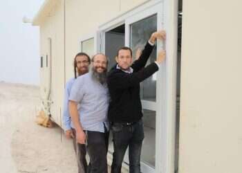 קובעים מזוזה בישיבה בחומש, הבוקר. צילום: ישיבת חומש באישור שר הביטחון: הוקם מבנה הקבע של ישיבת חומש