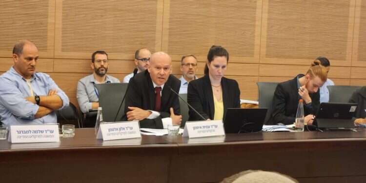 עמית אייסמן בדיון על עבירת הסתה לטרור בוועדת חוקה חוק ומשפט. צילום: עטרה גרמן "18 תיקי הסתה לטרור בזמן שומר החומות? זה כלום ושום דבר"