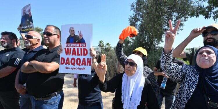 הפגנת תמיכה במחבל וליד דקה, שקראה לשחרורו מהכלא.
צילום: יוסי זליגר/TPS עמותה חינוכית ישראלית קיימה אירוע תמיכה במחבל וליד דקה