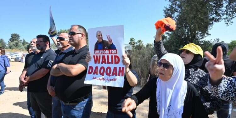 הפגנת תומכים במחבל הרוצח וליד דקה, הקוראים לשחרורו.
צילום: יוסי זליגר/TPS עמותה חינוכית ישראלית קיימה אירוע תמיכה במחבל וליד דקה