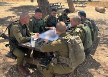 הרצי הלוי בהערכת מצב באוגדת עזה. צילום: דובר צה את הגוף האלרגי לא מעניינת הכמות: המילים "עלול להכיל" נועדו להציל חיים