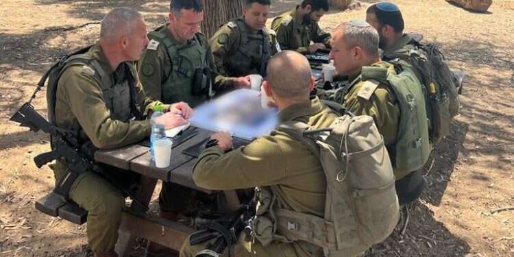 הרצי הלוי בהערכת מצב באוגדת עזה. צילום: דובר צה את הגוף האלרגי לא מעניינת הכמות: המילים "עלול להכיל" נועדו להציל חיים