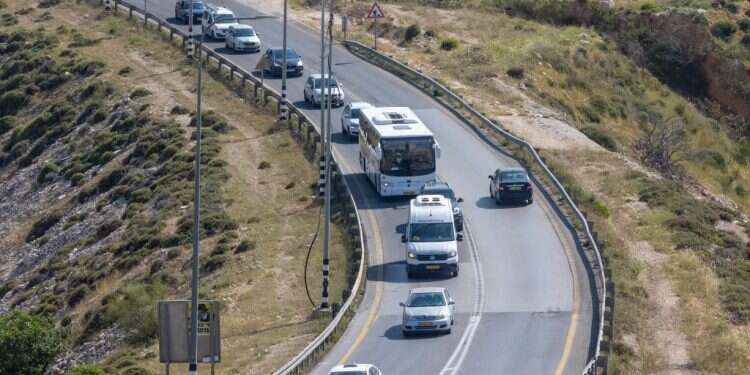 אוטובוס סמוך לשער בנימין מערכת בקריסה: שליש מנסיעות התחב"צ בבנימין וביהודה לא מתבצעות