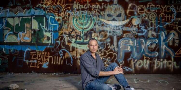 רועי שרון. צילום: יונתן זינדל, פלאש 90 רועי שרון היה מאוהב בחלוציות של נוער הגבעות – עד לילה נורא אחד