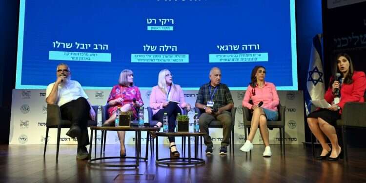 ועידת אל תשליכני, מתוך דיוני הוועדה. צילום: יוסי זליגר "המטרה היא לשנות את התייחסות החברה והמדינה לאזרחים ותיקים"