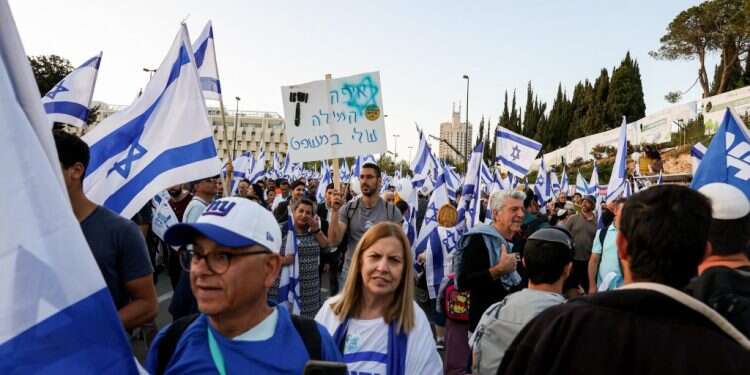 הפגנה בעד הרפורמה. צילום: נעמה שטרן ברל'ה קרומבי מרוצה מהצלחת "הפגנת המיליון", מאוכזב מהחרדים, ומבטיח – "רק התחלנו"