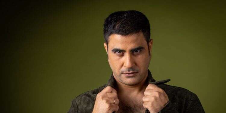 אמיר שורוש. צילום: אריק סולטן, איפור ושיער: אורלי רונן.
סטיילינג: בן חן יצחק פור אמיר שורוש לא רגוע ותמים כמו ראמזי, אבל דומה לו יותר ממה שנראה