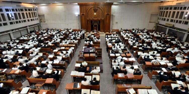 ישיבת פונוביז'. צילום: יוסי זליגר לעיתים נתקל בהתנגדויות: הרב שמעביר שיעור דף יומי כל יום באותו הקו