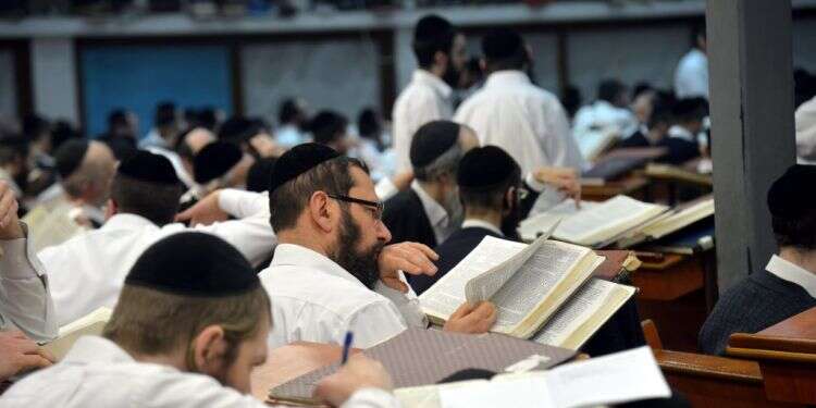 ישיבת פונוביז'. צילום: יוסי זליגר לעיתים נתקל בהתנגדויות: הרב שמעביר שיעור דף יומי כל יום באותו הקו