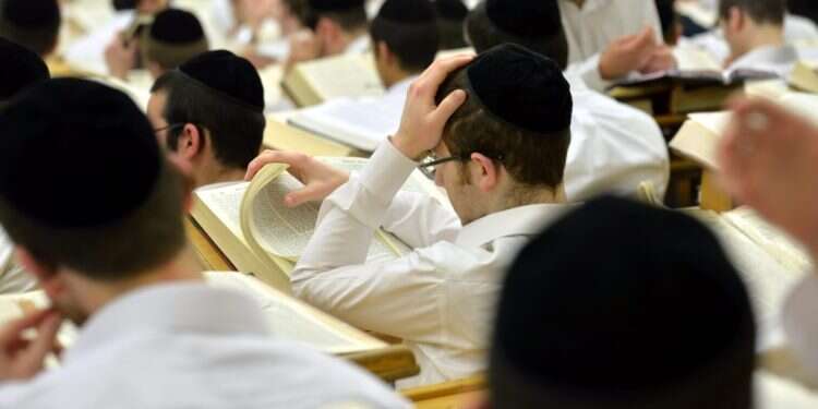 ישיבת פונוביז'. צילום: יוסי זליגר לעיתים נתקל בהתנגדויות: הרב שמעביר שיעור דף יומי כל יום באותו הקו