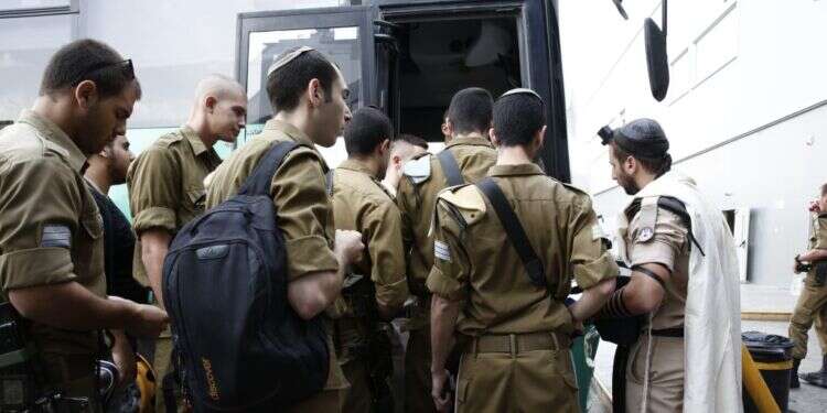 חחילים בתחנה המרכזית בבאר שבע. צילום: יהודה פרץ דור השאטלים המפונק: כך עובד מערך ההסעות של צה"ל