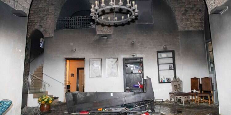 מלון האפנדי בעכו שהוצת בפרעות. צילום: מישל דוט קום