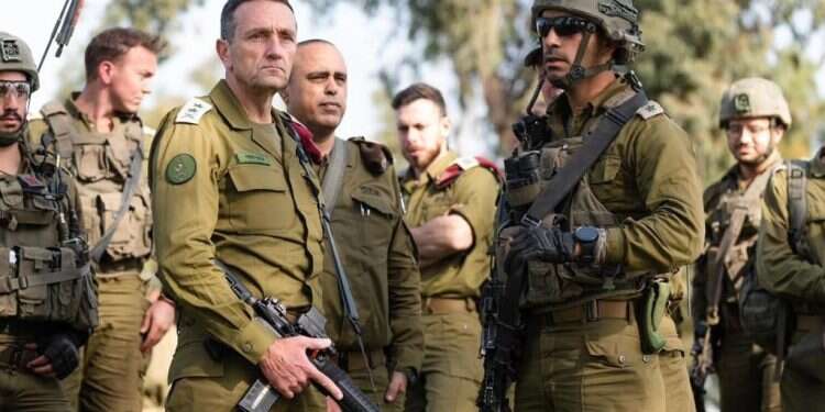 הרמטכ"ל החליט לתגבר כוחות בגבול הצפון | 161 אנשי מילואים בחיל האוויר חתמו על מכתב סרבנות