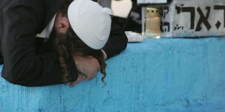 קבר האר הרעיונות המהפכניים של האר"י הפכו לוויכוח הגדול בין חסידים למתנגדים