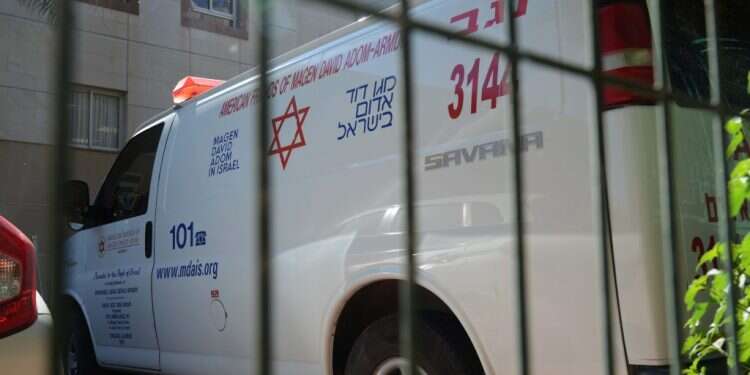 אמבולנס. אילוסטרציה. צילום:  דודו גרינשפן למה בזמן מלחמה האמבולנסים משמיעים צלילי רמקול מקולקל?