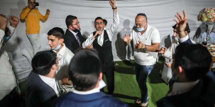 חתונה בזמן הקורונה. אילוסטרציה. צילום: אורן בן-חקון מחיר הפתיחה של חיים זוגיים הפך ליקר מדי