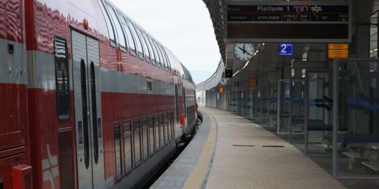 רכבת ישראל. צילום: גיל אליהו-ג׳יני לחצות את הארץ מצפון לדרום בדרך המהירה והקלה ביותר
