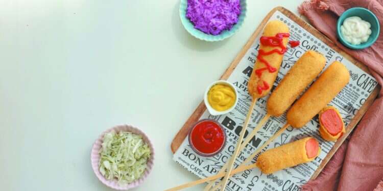 קורנדוג. צילום: אפרת ליכטנשטט אפילו בגרסת הפנקייק: שלושה מתכוני נקניקיות מפתיעים במיוחד