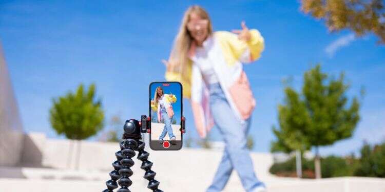 רשתות חבריתיות. צילום: שאטרסטוק "כפתור ה'לייק' משפיע על מוחות של צעירים באופן שונה ממוחות של מבוגרים"