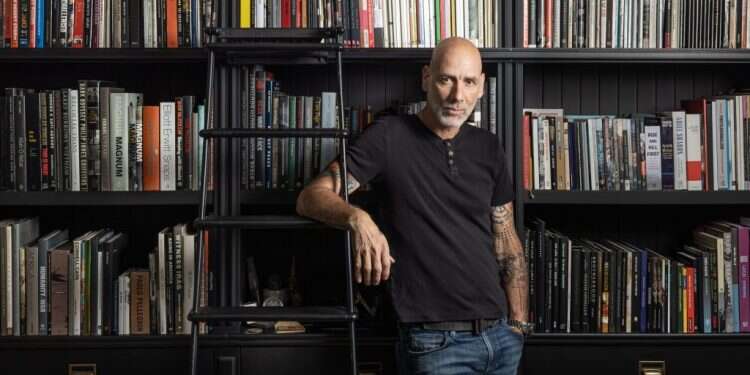 זיו קורן, צלם עיתונות ודוקומנטרי עבור ידיעות אחרונות ופולריס אימג'ס. צילום: אבישג שאר־ישוב