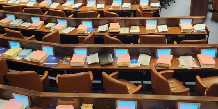 ספרי התקציב באולם המליאה, הבוקר. צילום: עטרה גרמן החל הדיון על תקציב המדינה: הסכמות מול החרדים וגם בעוצמה יהודית מרגיעים