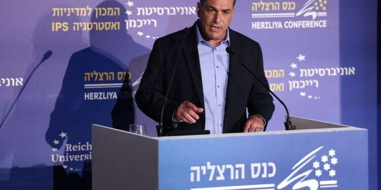 אייל זמיר בכנס הרצליה, חורף 2023. צילום: גלעד קולרצ'יק מתקרבים ליירוט בלייזר? מנכ"ל משרד הביטחון: בקרוב נצא לניסויים במערכת