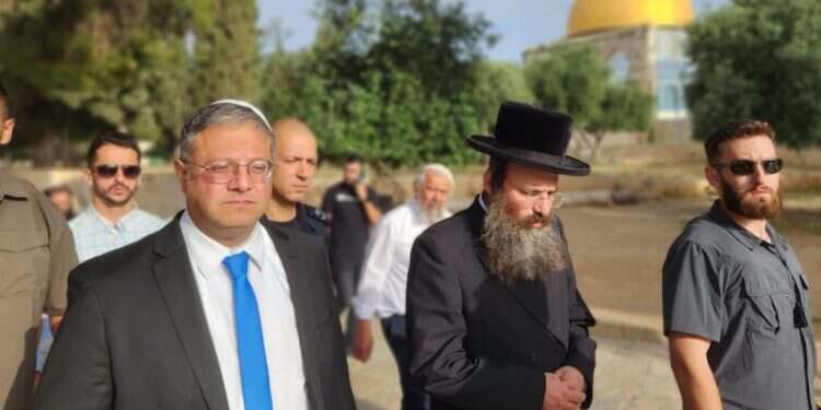 בן גביר בהר הבית. צילום: מנהלת הר הבית "אנחנו בעלי הבית כאן": השר בן גביר עלה להר הבית