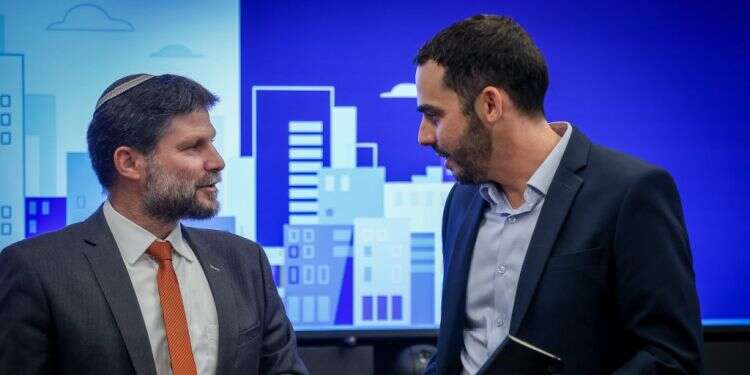 בצלאל סמוטריץ' והממונה על התקציבים יוגב גרדוס. צילום: נעם ריבקין פנטון, פלאש 90  אנשי שמאל שמתנגדים לקרן הארנונה? אבסורד מושלם