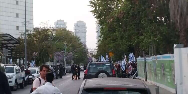 ההפגנה נגד ישיבת מעלה אליהו והגרעין התורני בלחץ "הדגלים השחורים": עיריית תל אביב הרסה בית כנסת, ולא תספק מבנה חדש