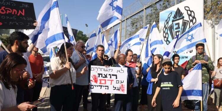 ההפגנה נגד שחרור המחבל וליד דקה. צילום: יוסי אלוני במקביל להפגנות בחוץ: הוועדה קבעה כי המחבל שרצח את משה תמם לא ישוחרר