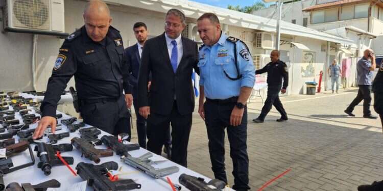 הנשק שנתפס. צילום: דוברות המשטרה בסיוע סוכן סמוי: עשרות נעצרו במבצע נגד סוחרי אמל"ח וסמים