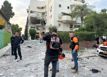 זירת הפגיעה ברחובות. צילום: אגף תקשורת איחוד הצלה נפילות במרכז ובדרום: הרוגה מרקטה ברחובות – פגיעה ישירה בבית בשדרות