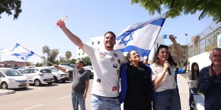 חוגגים את ההחלטה, מחוץ לכלא מעשיהו, הבוקר במקביל להפגנות בחוץ: הוועדה קבעה כי המחבל שרצח את משה תמם לא ישוחרר