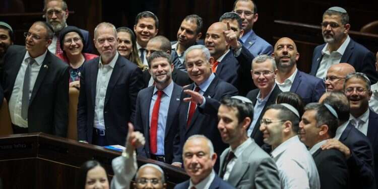 חוגגים את העברת התקציב. צילום: יונתן זינדל פלאש 90 אחרי ליל דיונים מרתוני: תקציב המדינה עבר בקריאה שלישית