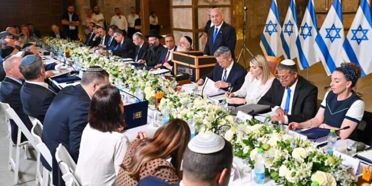 נתניהו: "אתם העברתם 52 מיליון לעבאס ולרשימה המשותפת, לזה לא קראתם ביזה, איזה שקר"