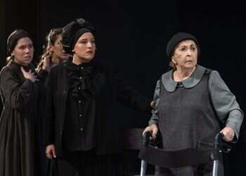 ליא קניג. מתוך ההצגה  יסמניות ושטופות מוח: "מניין נשים" – מחזה חדש מציג נשים חרדיות באופן לא מחמיא