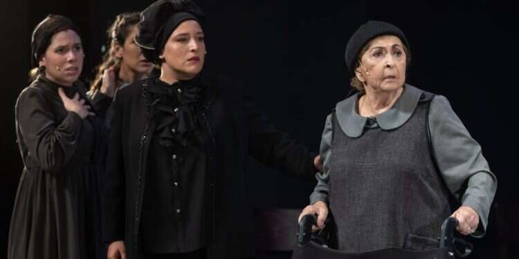 יסמניות ושטופות מוח: "מניין נשים" – מחזה חדש מציג נשים חרדיות באופן לא מחמיא