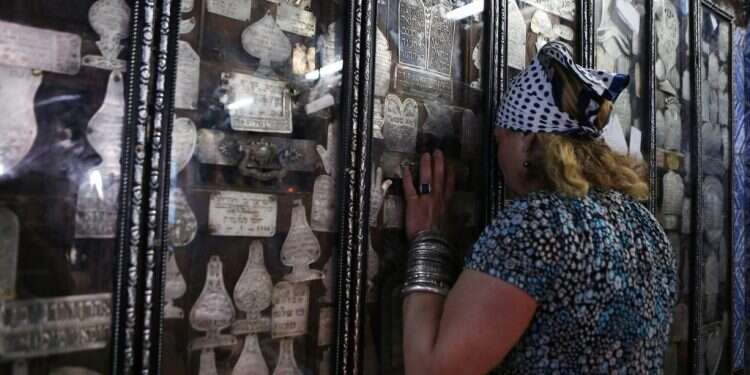 מתפללת בבית הכנסת העתיק בג'רבה. צילום: EPA שני יהודים נרצחו בפיגוע בבית כנסת בתוניסיה