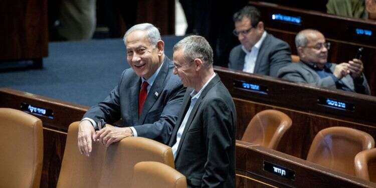 נתניהו ולוין, אמש. צילום: יונתן זינדל פלאש 90 לאחר העברת התקציב – נתניהו: "הרפורמה תחזור", גנץ: "נרעיד את המדינה"