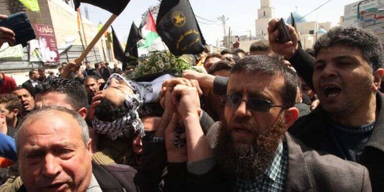 חאדר עדנאן נושא אלונקה בלווית מחבל, ארכיון. צילום: AFP מטחי רקטות לעוטף עזה, פצוע קשה בשדרות. צה"ל תקף ברצועה