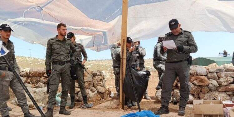 "הבטחתם ממשלת ימין אבל מדיניות השמאל נשארה": פונו שני מאחזים בבנימין