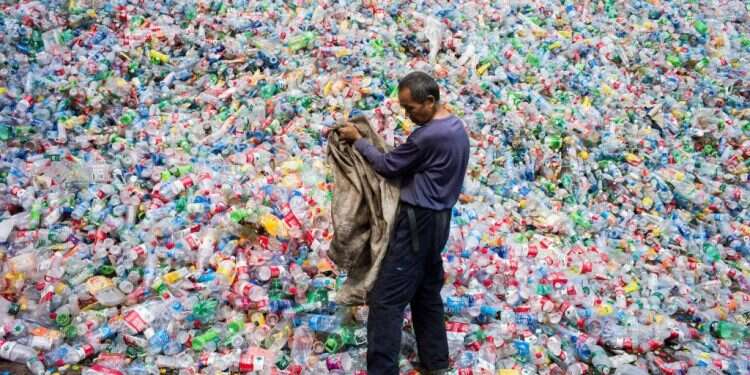 פסולת פלסטיק. צילום:Fred DUFOUR  AFP מיחזור פלסטיק או הגבלת הייצור? הוויכוח מתלהט בשיחות הבינלאומיות בפריז