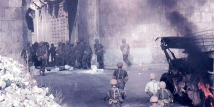 האוטובוס הבוער עדיין עמד שם כשהעיתונאים הגיעו. פריצת הכוחות לעיר העתיקה דרך שער האריות. צילום: שבתאי טל