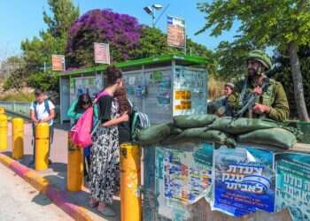 ממתינים בתחנת הדלק כוכב־יעקב מערכת בקריסה: שליש מנסיעות התחב"צ בבנימין וביהודה לא מתבצעות