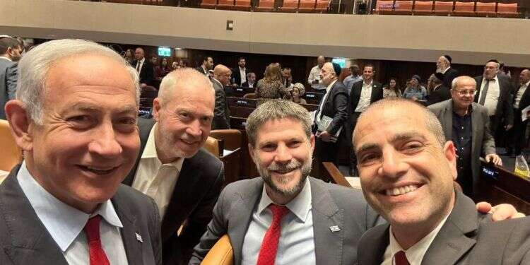 ראש הממשלה ושר האוצר חוגגים את העברת התקציב אחרי ליל דיונים מרתוני: תקציב המדינה עבר בקריאה שלישית