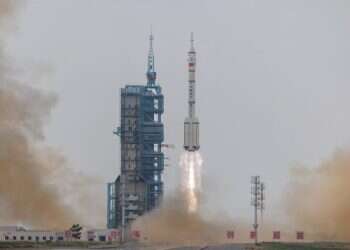 המרוץ לירח מתחמם: סין שיגרה שלושה אסטרונאוטים לתחנת החלל