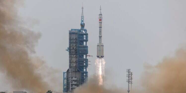 המרוץ לירח מתחמם: סין שיגרה שלושה אסטרונאוטים לתחנת החלל