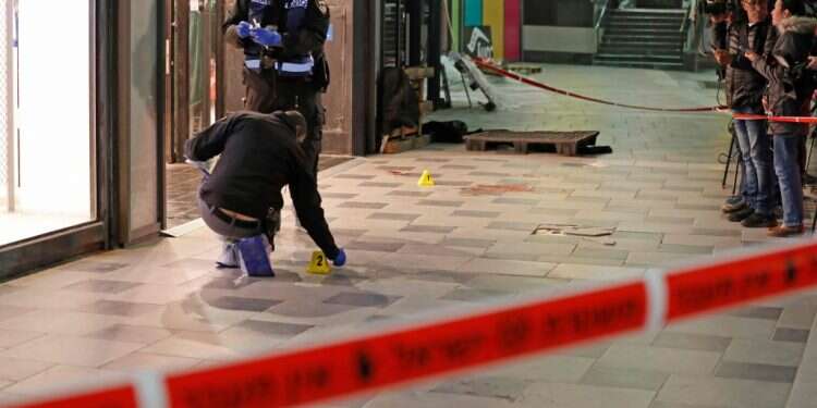 תומך דאעש. אחת מזירות הפיגוע בבאר־שבע שבו מחבל מחורה רצח ארבעה, בשנה שעברה. צילום: איי.אף.פי "אמרו לי שזה תפקיד מסוכן, אבל אחרים אמרו שחורה היא הרצליה פיתוח של הבדואים"