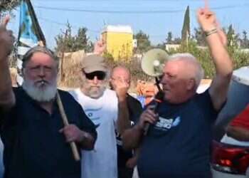 "אצבע משולשת לשיקלי": צפו במחאה מול ביתו של השר לשוויון חברתי והתפוצות